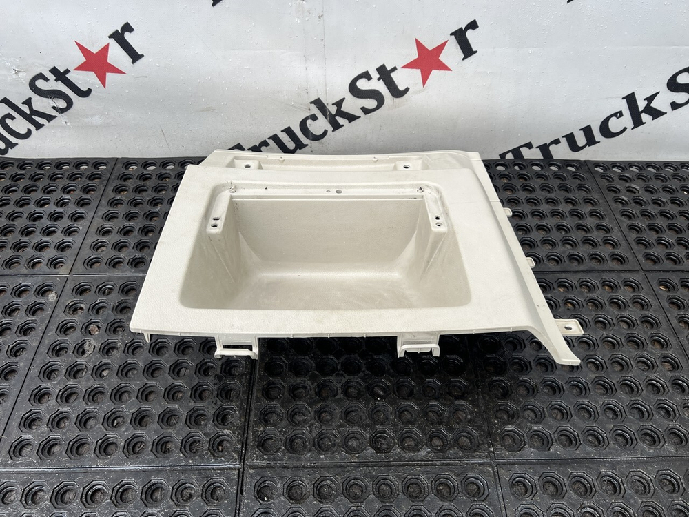 Бардачок вещевой левый 2023г