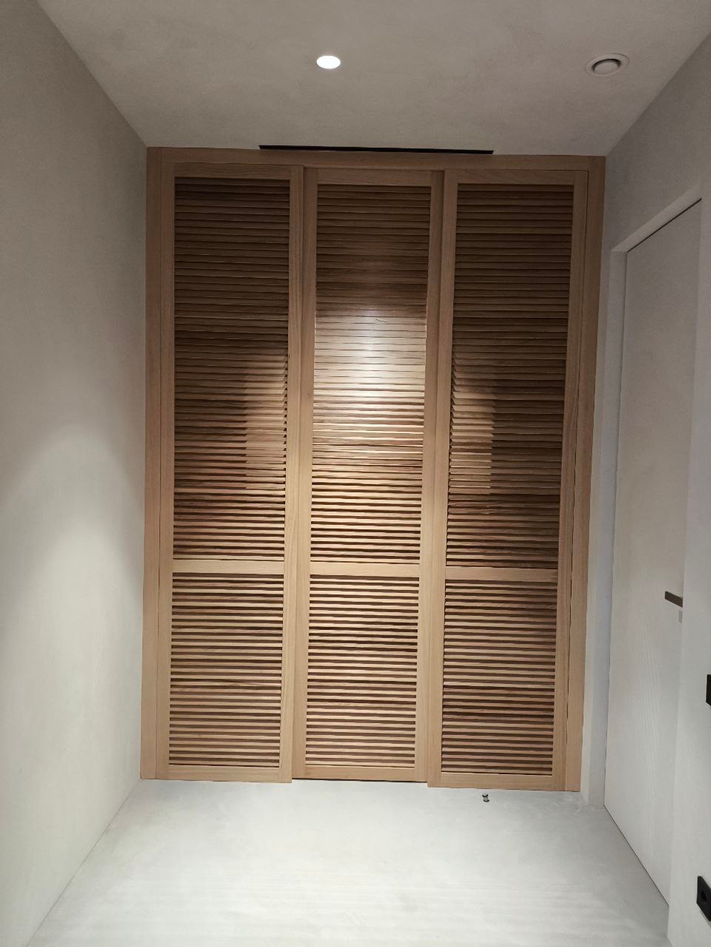 Жалюзийные двери из массива дуба