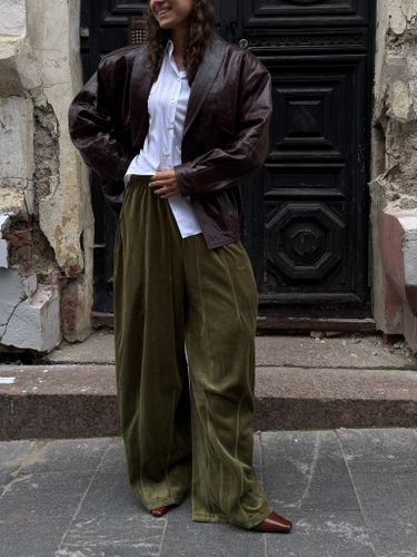 Зеленые спортивные брюки из велюра