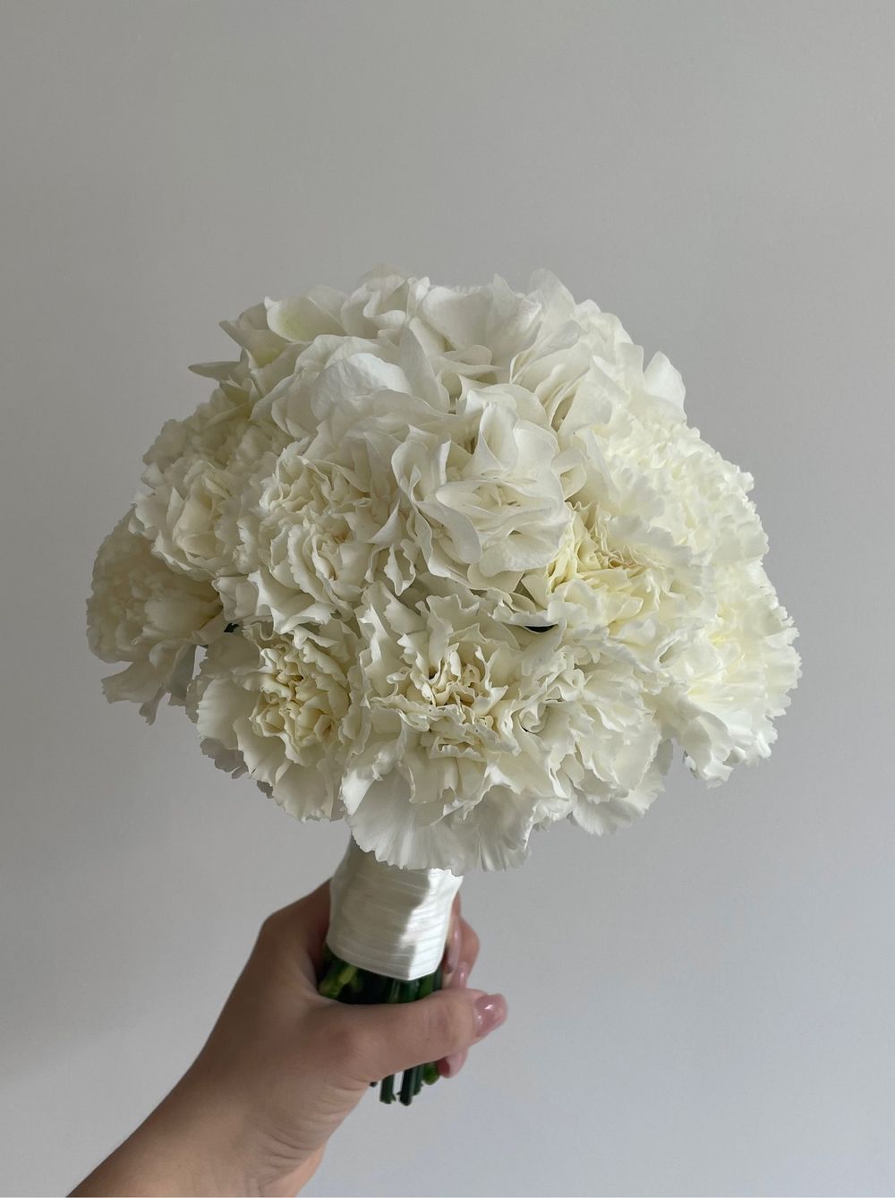 Свадебный букет из гортензии и диантусов