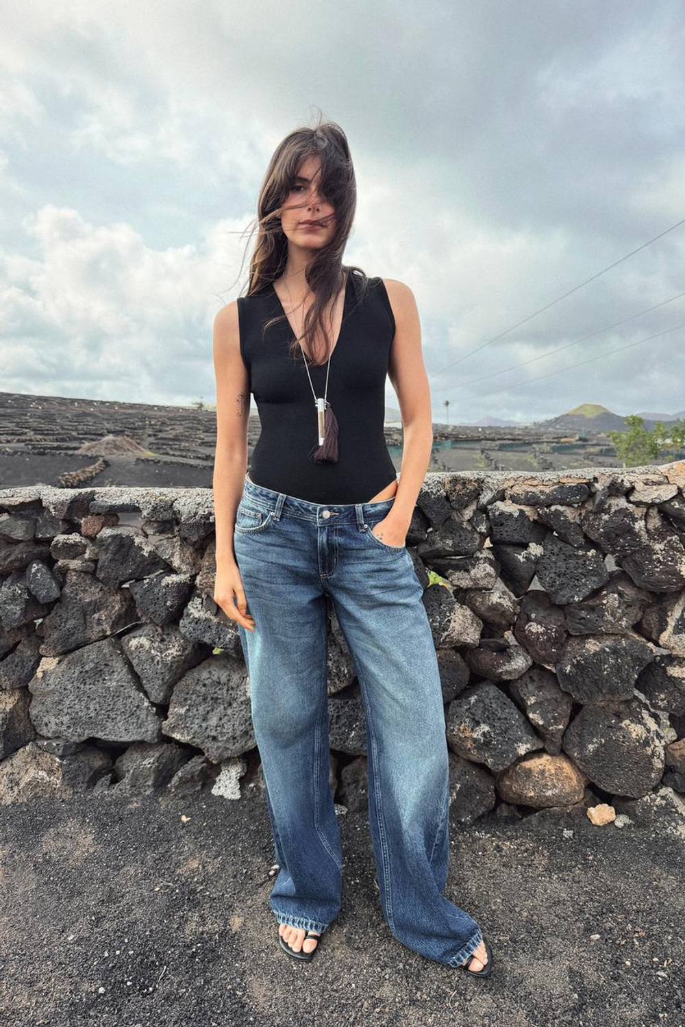 ZARA БОДИ ПРИТАЛЕННОЕ С V-ОБРАЗНЫМ ВЫРЕЗОМ, ЧЕРНЫЙ