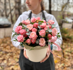 Композиция в коробке, кустовые розы премиум, эвкалипт,5шт.