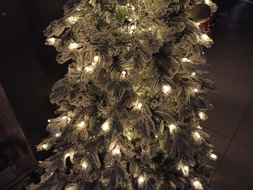 Заснеженная елка с гирляндой «Аляска» (Литая+пвх) 270 см / 2.7 м