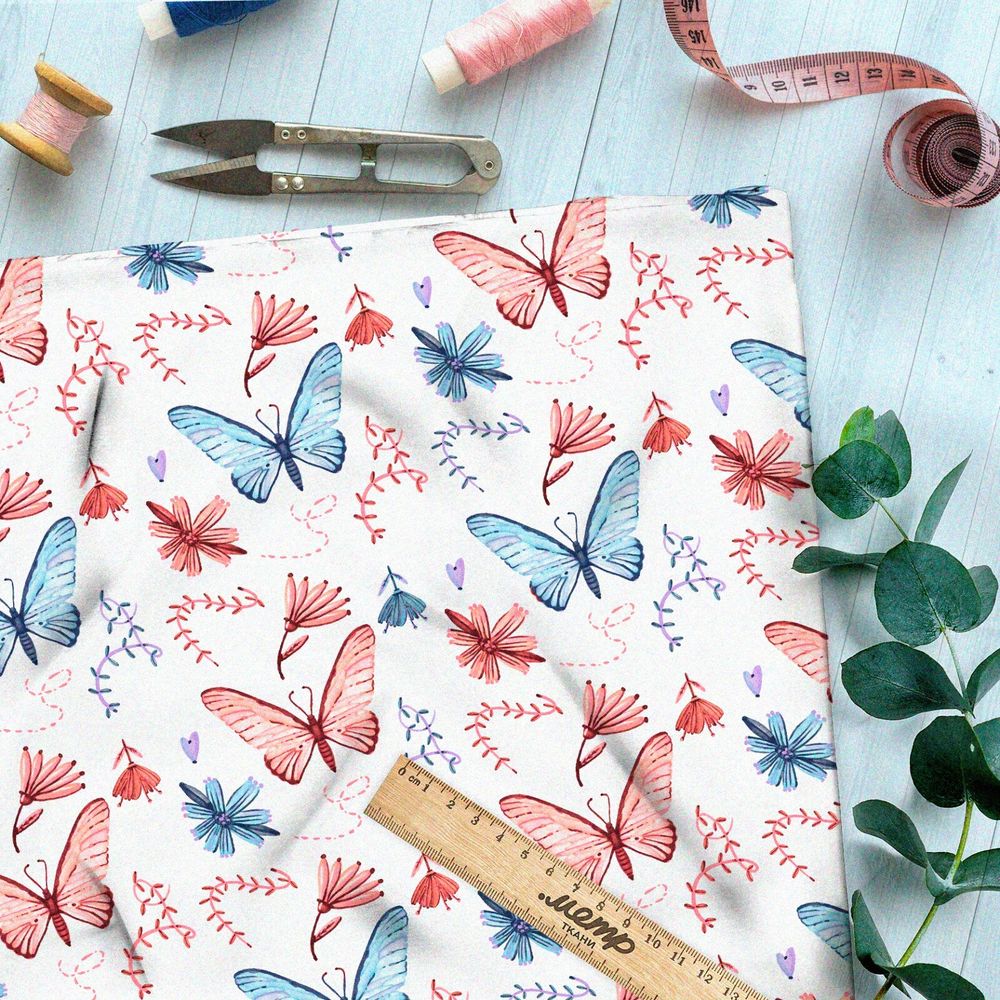 Ткань мембрана голубые и розовые бабочки на белом фоне