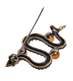 AM-2582 Брошь «Змейка» (латунь, янтарь)