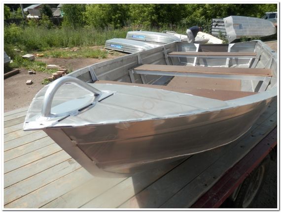 Алюминиевая лодка Вятка Профи 38 с консолью