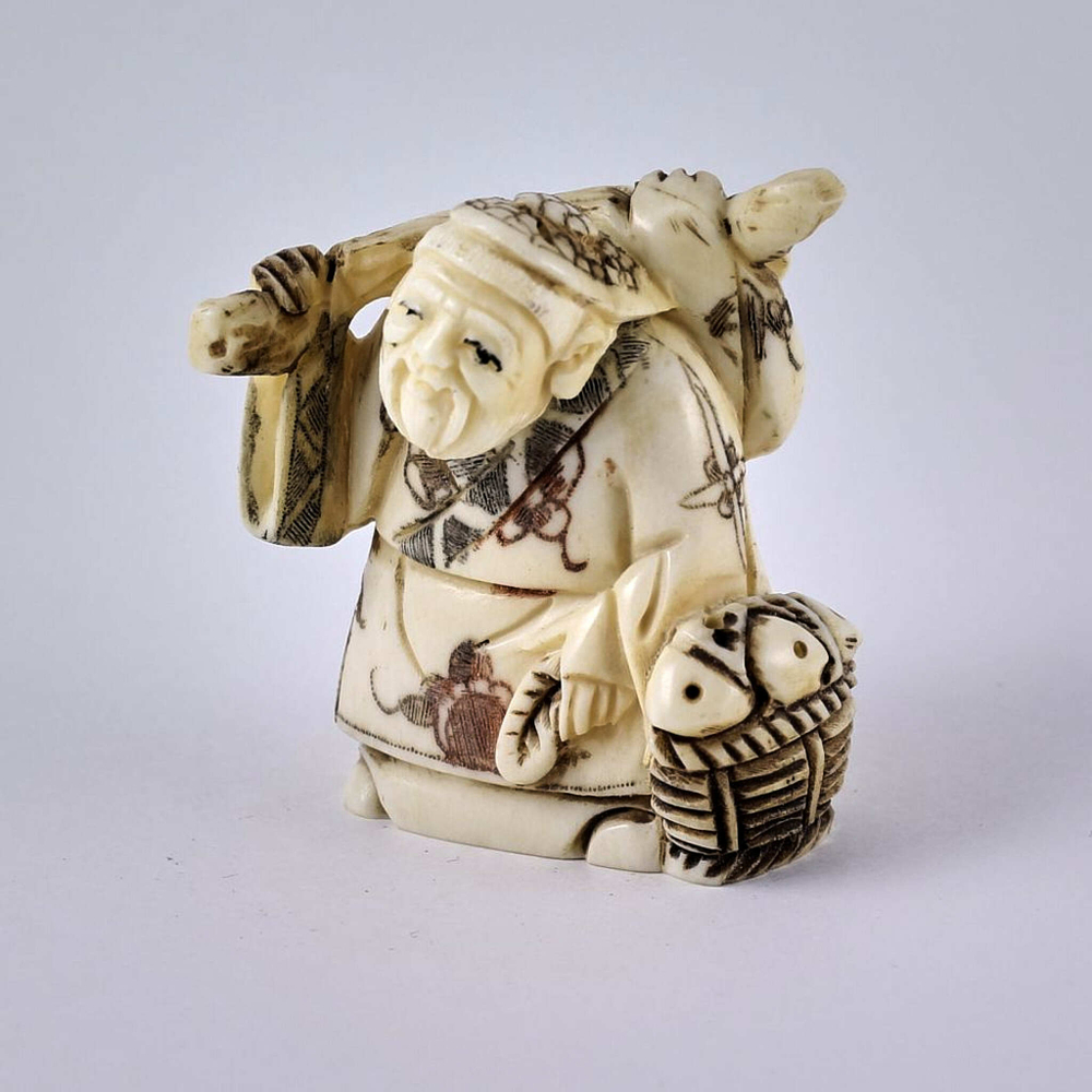 Нэцкэ Дзюродзин с посохом и корзиной рыбы