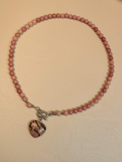 Колье из родонита «Сердце принятия»