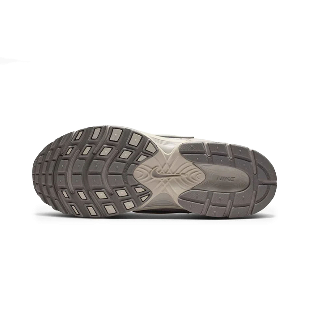 Женские кроссовки Nike V5 RNR Suede