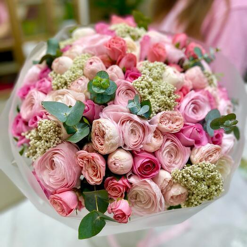 Роскошный авторский букет из ранункулюсов и кустовых роз Мэнсфилд Парк. Авторский букет 005 Chalet Green