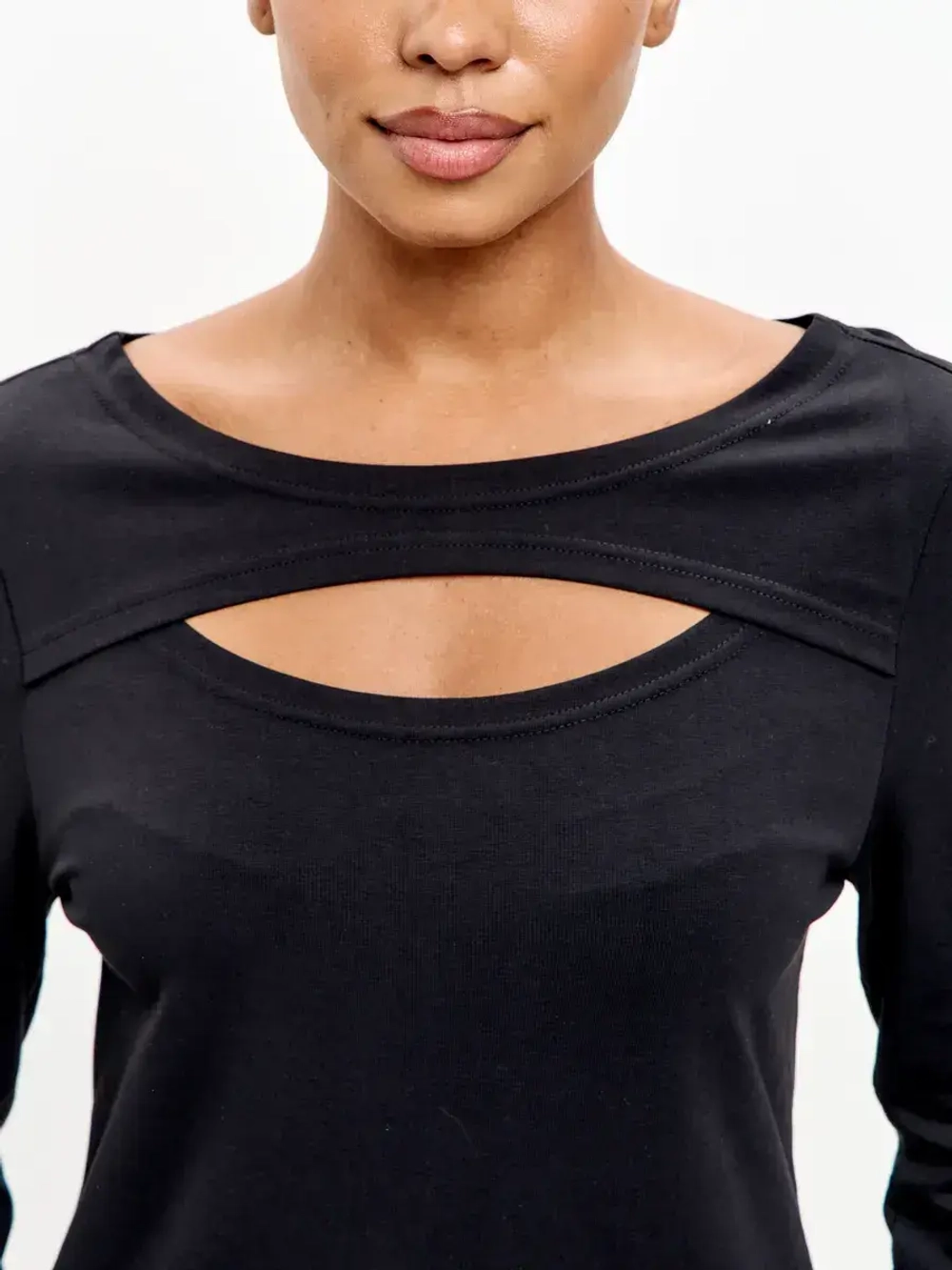 лонгслив дизайнерский с вырезом на груди черный