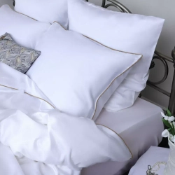 Постельное белье семейное Mollen белое с песочно-бежевым кантом