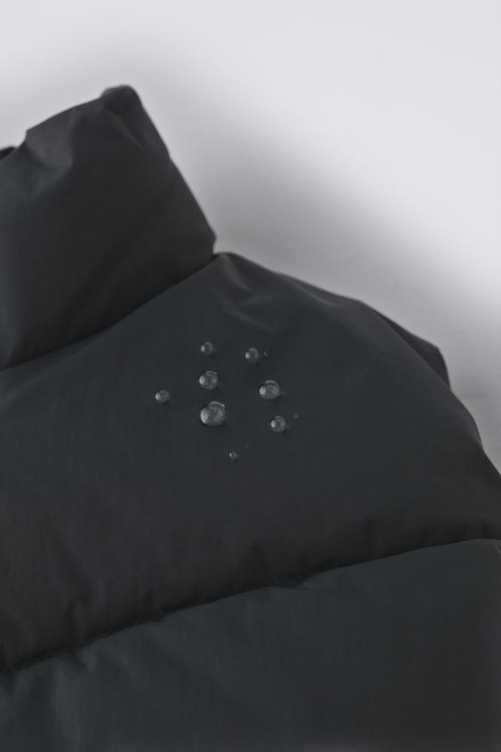 ZARA НЕПРОМОКАЕМЫЙ СТЕГАНЫЙ ЖИЛЕТ, ЧЕРНЫЙ