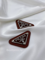 Логотип металлический Прад. темно-коричневый на коже серебро