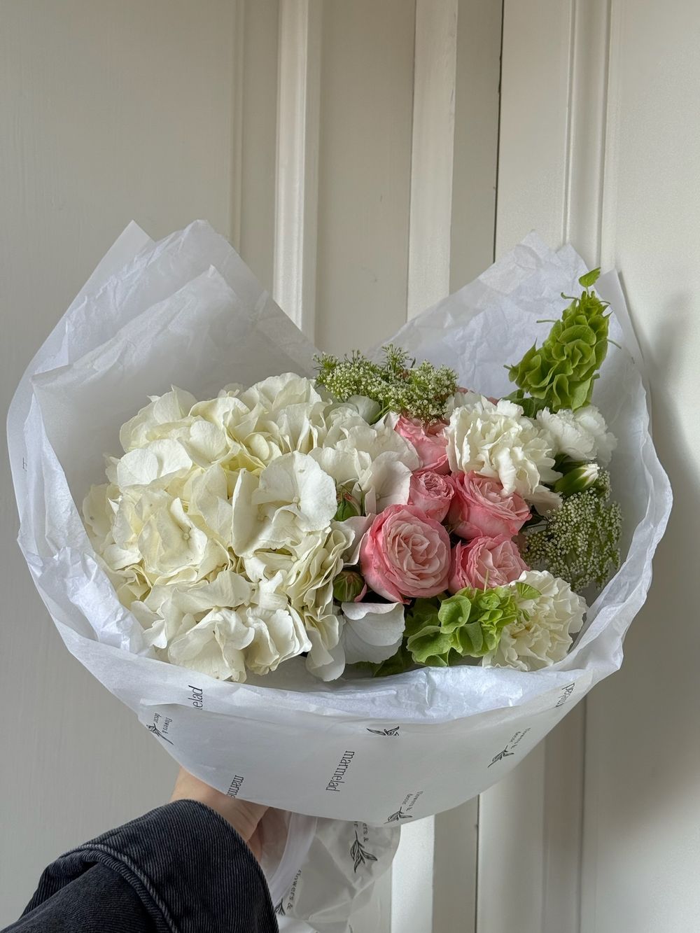 Букет сборный из гортензии, кустовых пионовидных роз, диантусов и амми