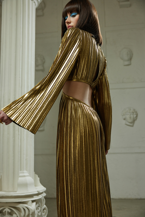 Платье макси плиссированное с длинными рукавами и вырезами