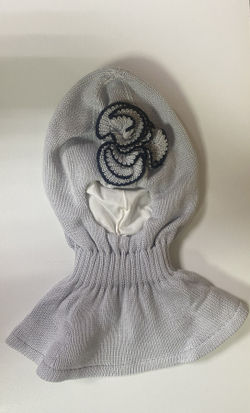 Шлем демисезонный на девочку серый с цветочной нашивкой, размеры 46,48