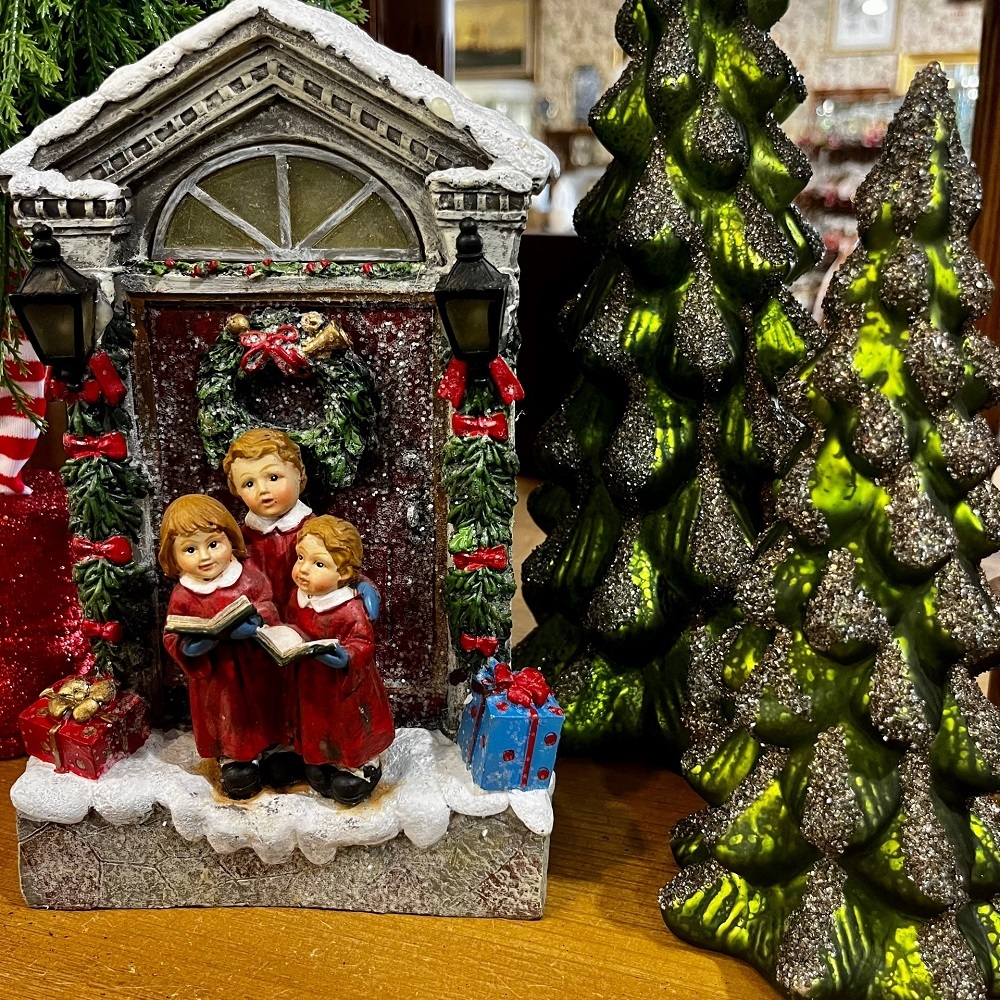 Дети поют возле дома 23 см