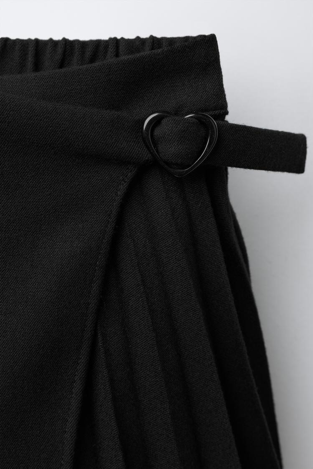 ZARA ЮБКА-ШОРТЫ СО СКЛАДКАМИ И ПРЯЖКОЙ, ЧЕРНЫЙ