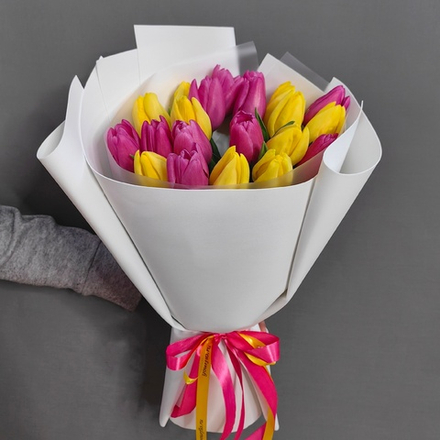 Букет из 21 желтых и розовых тюльпанов