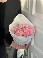 Кулек с нежными кустовыми розами