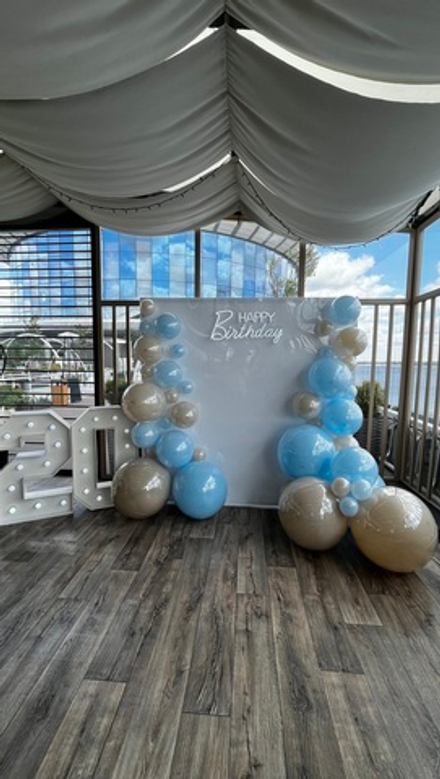 Фотозона на 20 лет в бежево-голубой гамме