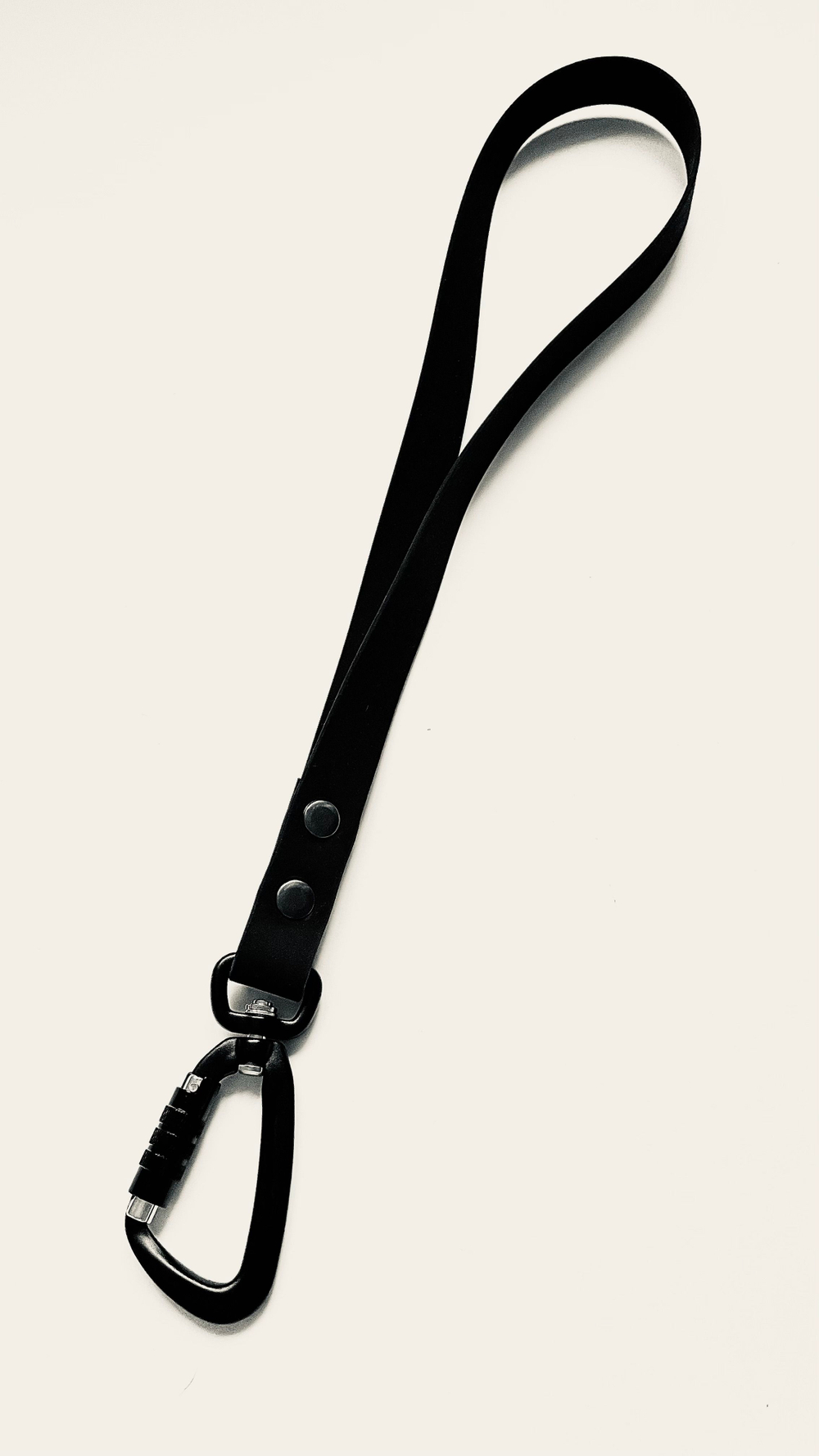 Водилка из биотана , 20 мм , 35 см. Карабин авиационный , черный.