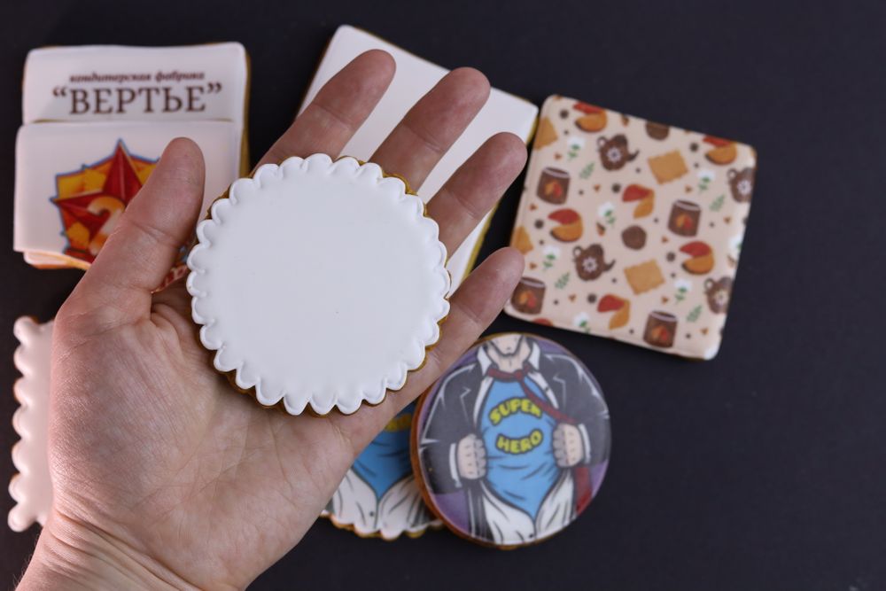 Пряник ≈ 8 см, форма: на выбор