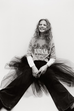 ZARA ФУТБОЛКА С ПРИНТОМ NIRVANA ® И СТРАЗАМИ, СЕРЫЙ