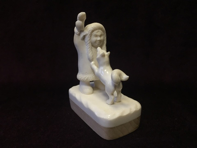 Хант с лайкой. Скульптурная композиция. Резная кость. Миниатюра.