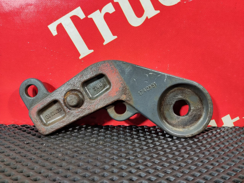 Кронштейн амортизатора нижний правый