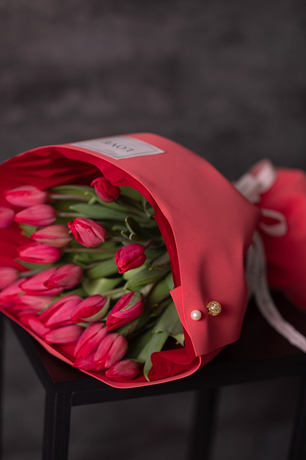 Красные тюльпаны в авторском оформлении Флора Маркет
