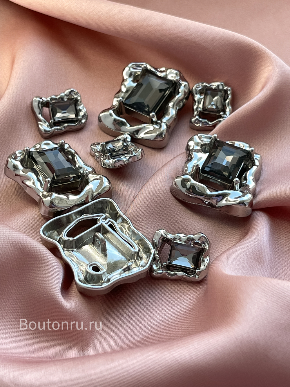 Пуговицы прямоугольные в серебре с камнем мятый металл