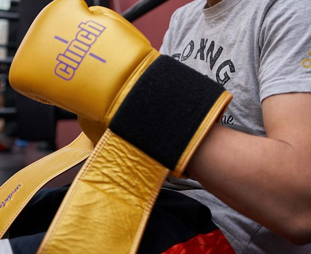 Перчатки боксерские Clinch Undefeated золотые C161