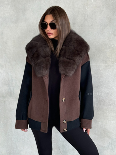 Шоколадная куртка с черными рукавами