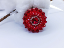 Брошь ручной работы из бисера и страз, кристаллов. / подарок любимой, маме, коллеге, подруге / бижутерия / оригинальный подарок /