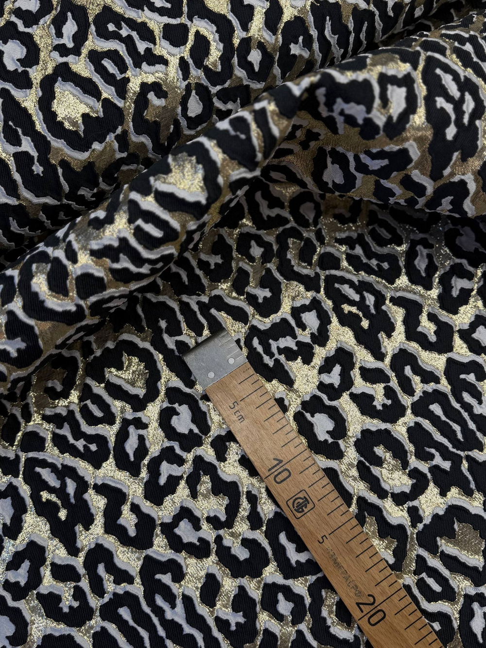 Жаккард шелк с п/э и люрексом Gucci золотой с черно-белым анималистичным принтом