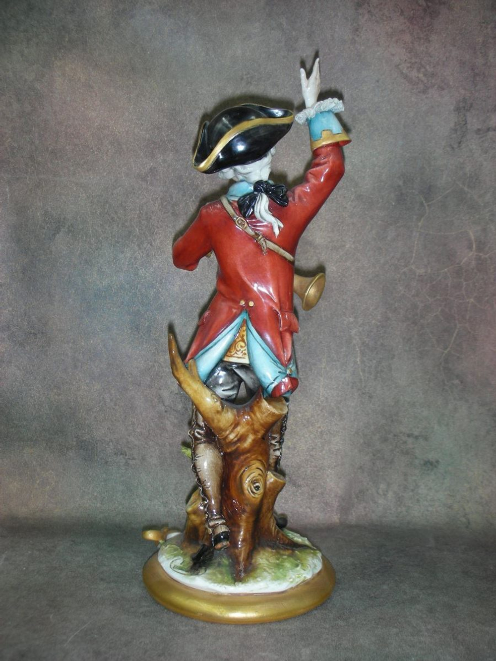 Статуэтка. Фарфор. Охотник с горном. Capodimonte. Италия