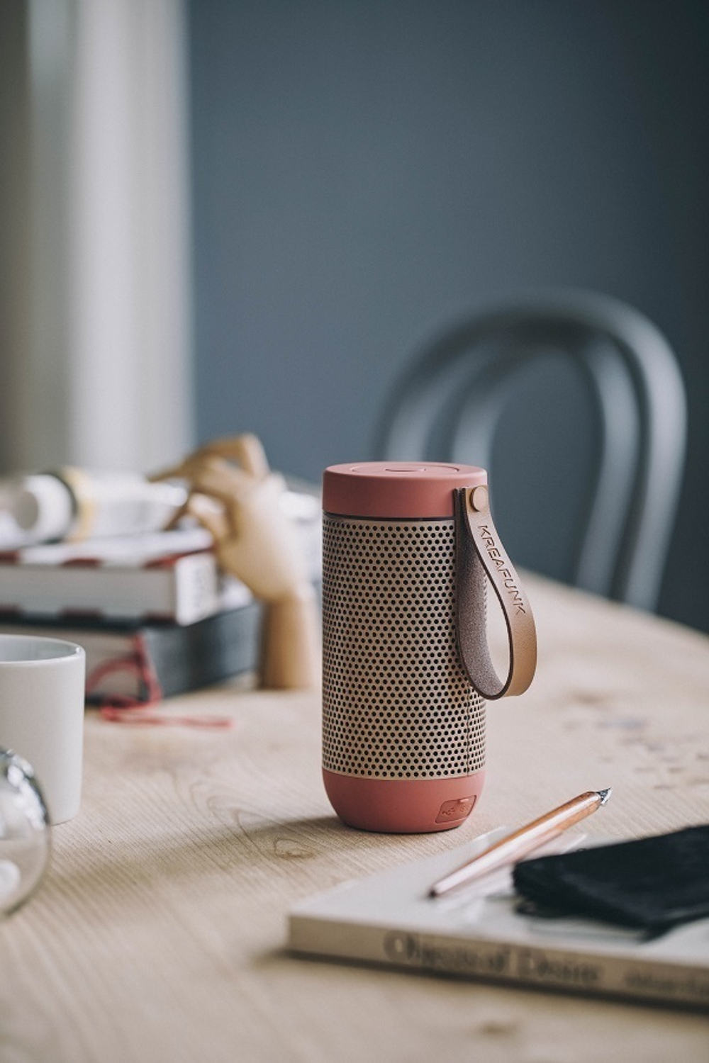 Колонка беспроводная с ремешком afunk коралловая с бронзой