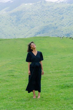 Платье с V-вырезом и поясом-баской из черной крапивы