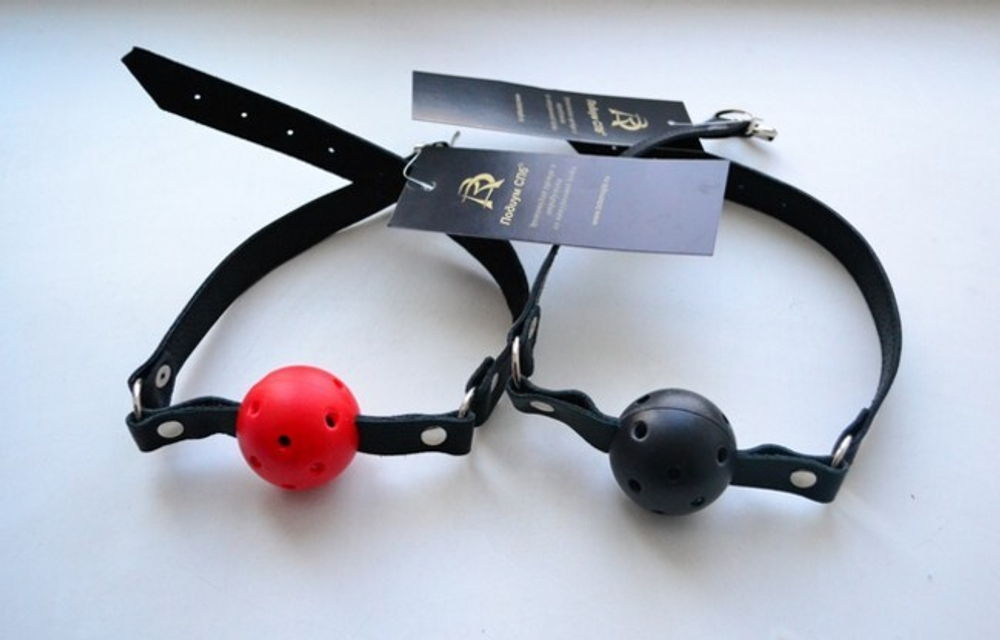 Кляп из пластика с перфорацией на кожаном ремешке (Цвет: черный, черный с красным)