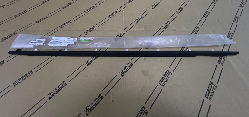 Молдинг передний левый LC80 Toyota 7572060021
