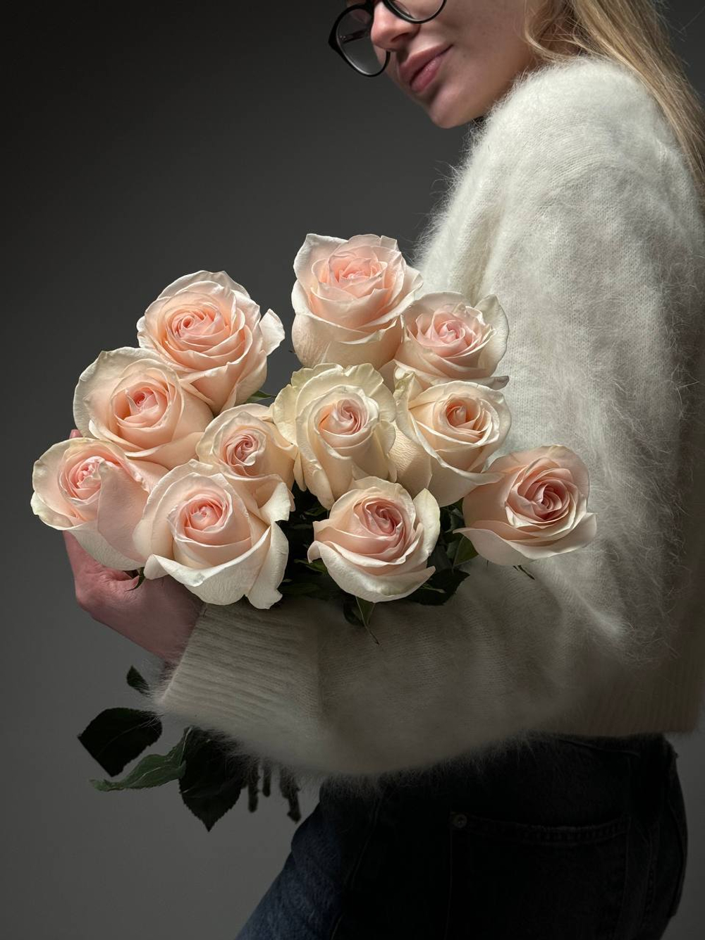 11 нежно розовых роз
