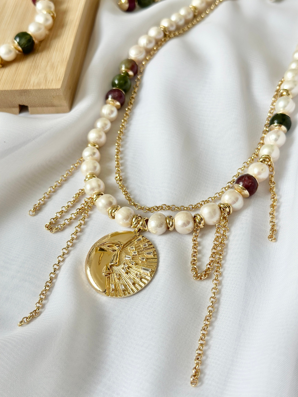 Колье из речного жемчуга и турмалина с цепочками и кулоном "луна и солнце", оттенок золото