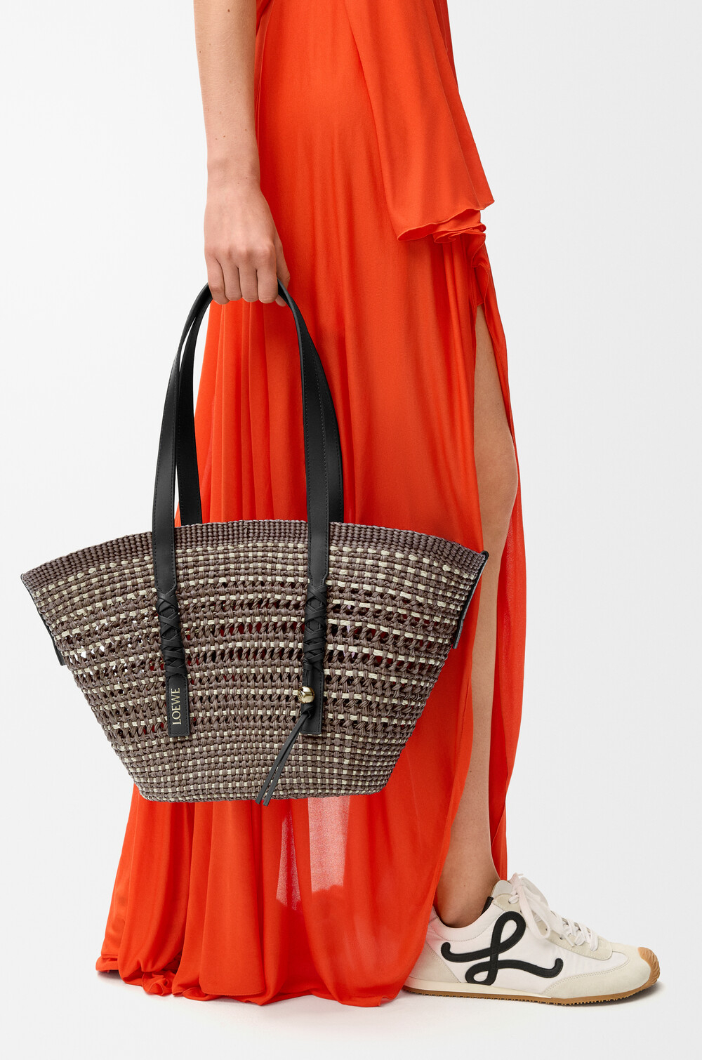 Loewe Среднего плетеная сумка-корзина Braid из пальмы и телячьей кожи, хаки
