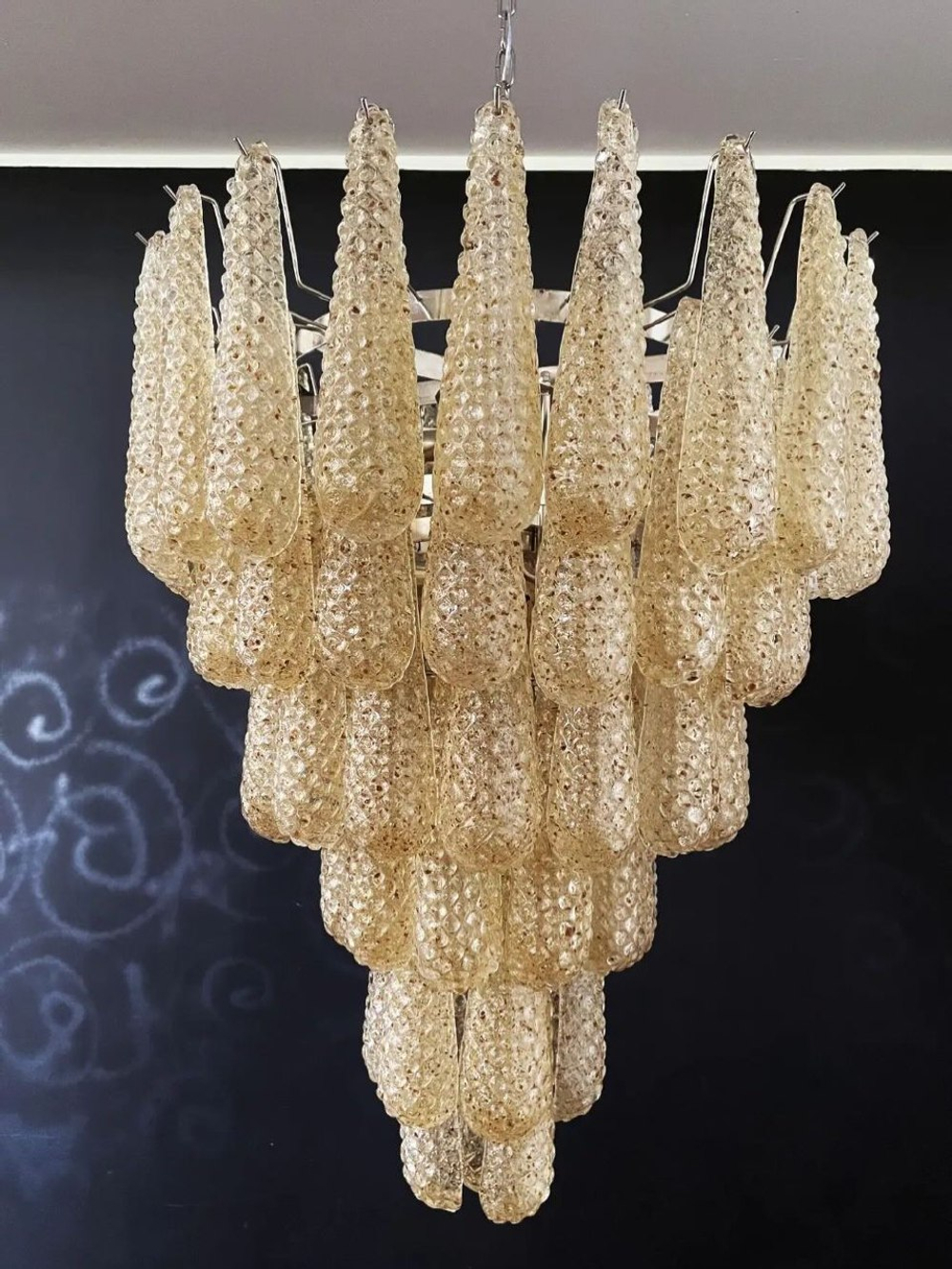 Эффектная люстра с каскадом фактурных стеклянных подвесок ✨