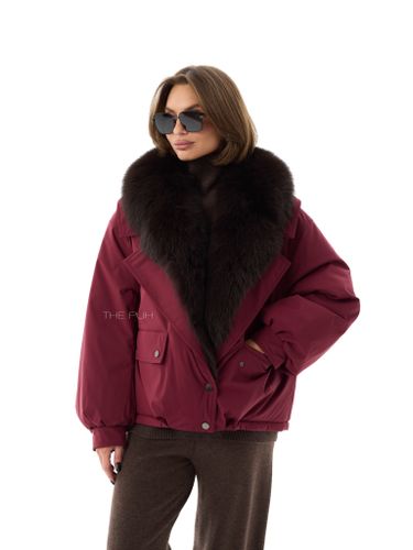 Короткий бордовый пуховик с воротником из лисы