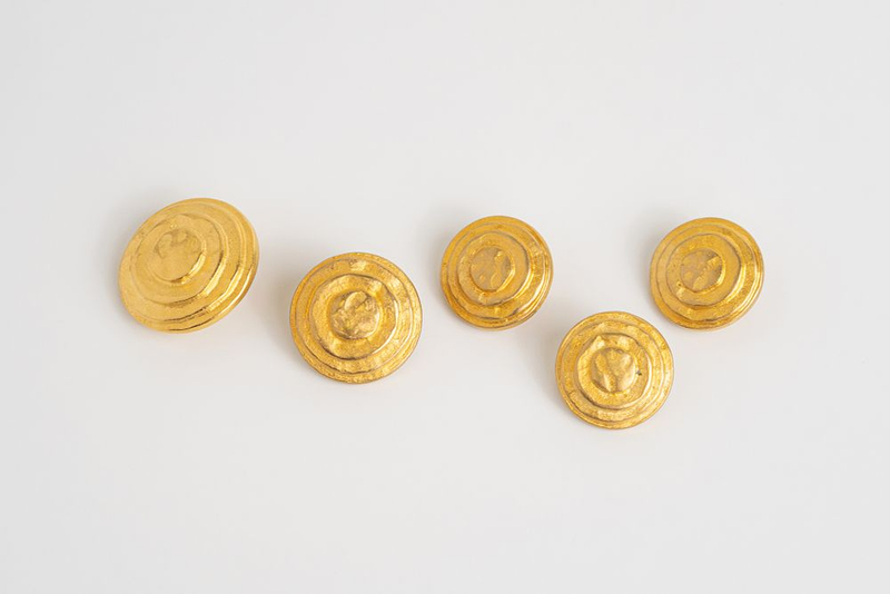 Пять винтажных металлических пуговиц разного размера