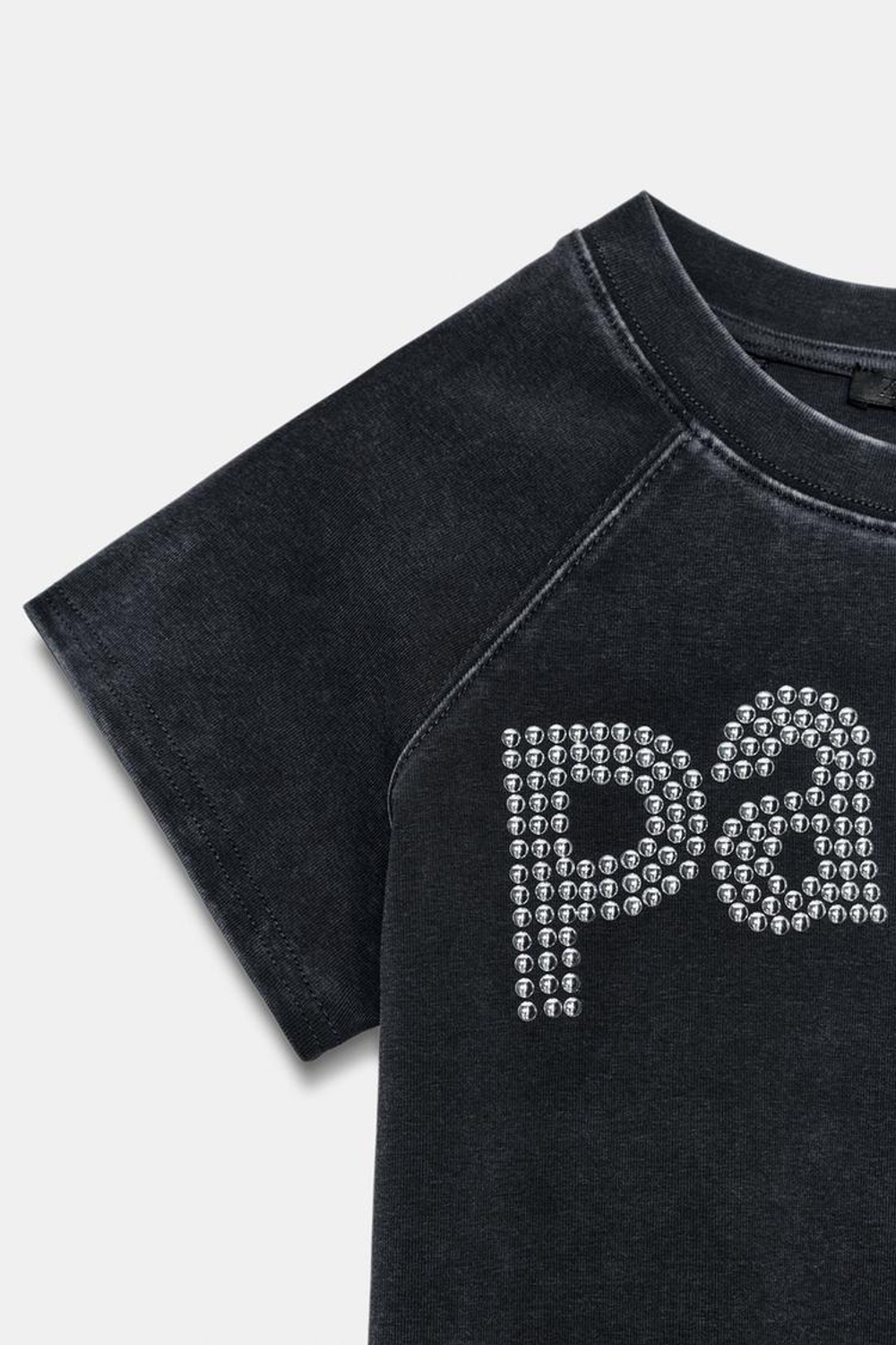 ZARA ФУТБОЛКА ИЗ ТКАНИ С ЭФФЕКТОМ ПОТЕРТОСТИ И ЗАКЛЕПКАМИ, УГОЛЬНЫЙ