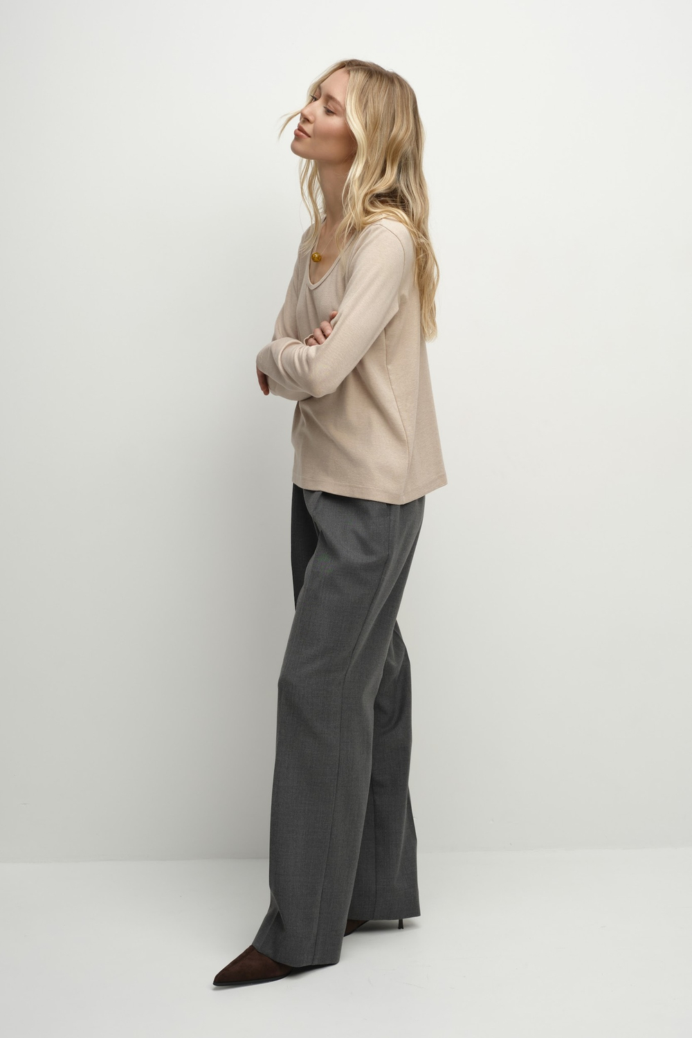 Лонгслив с красивым вырезом